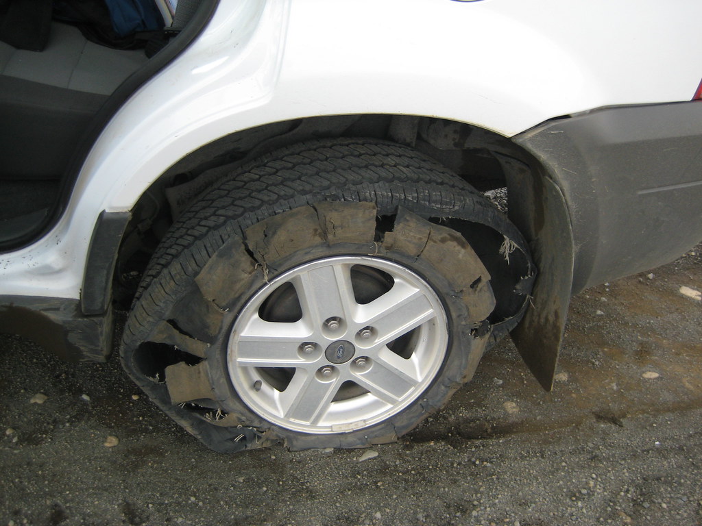 pneu automóvel rebentado