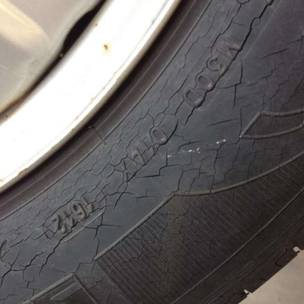 Gretas na borracha do pneu: como evitar? | ROCHA PNEUS